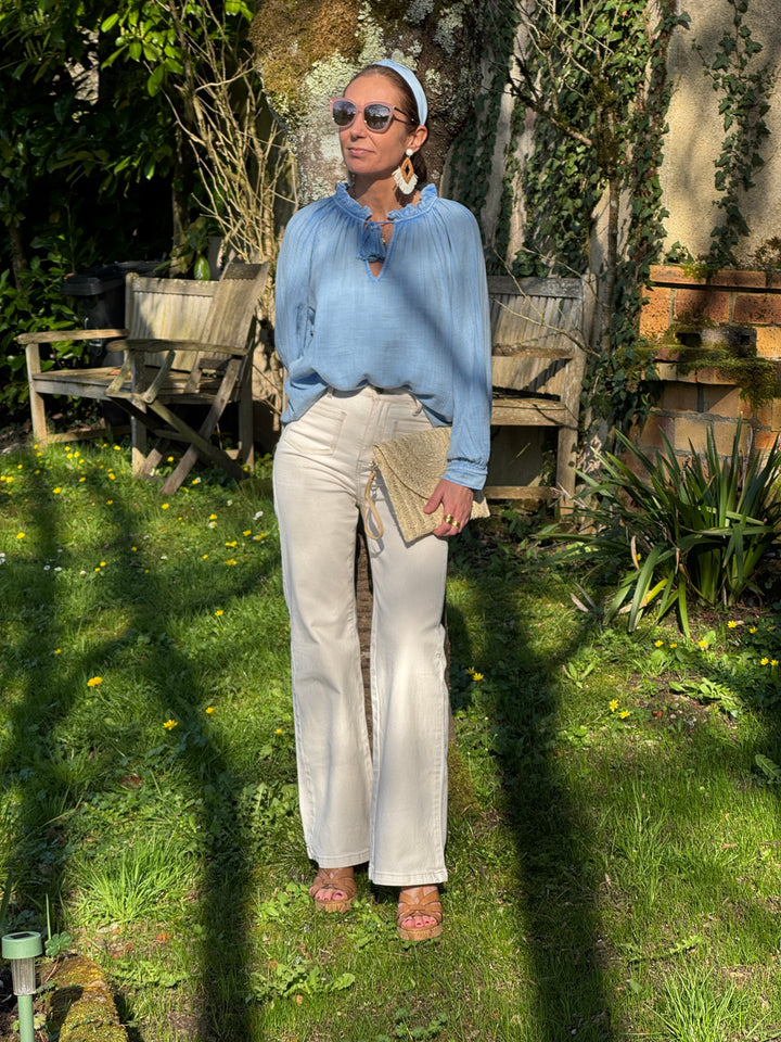 Himmelblaue Baumwollbluse mit Rundhalsausschnitt von BRISKA La Petite Etoile