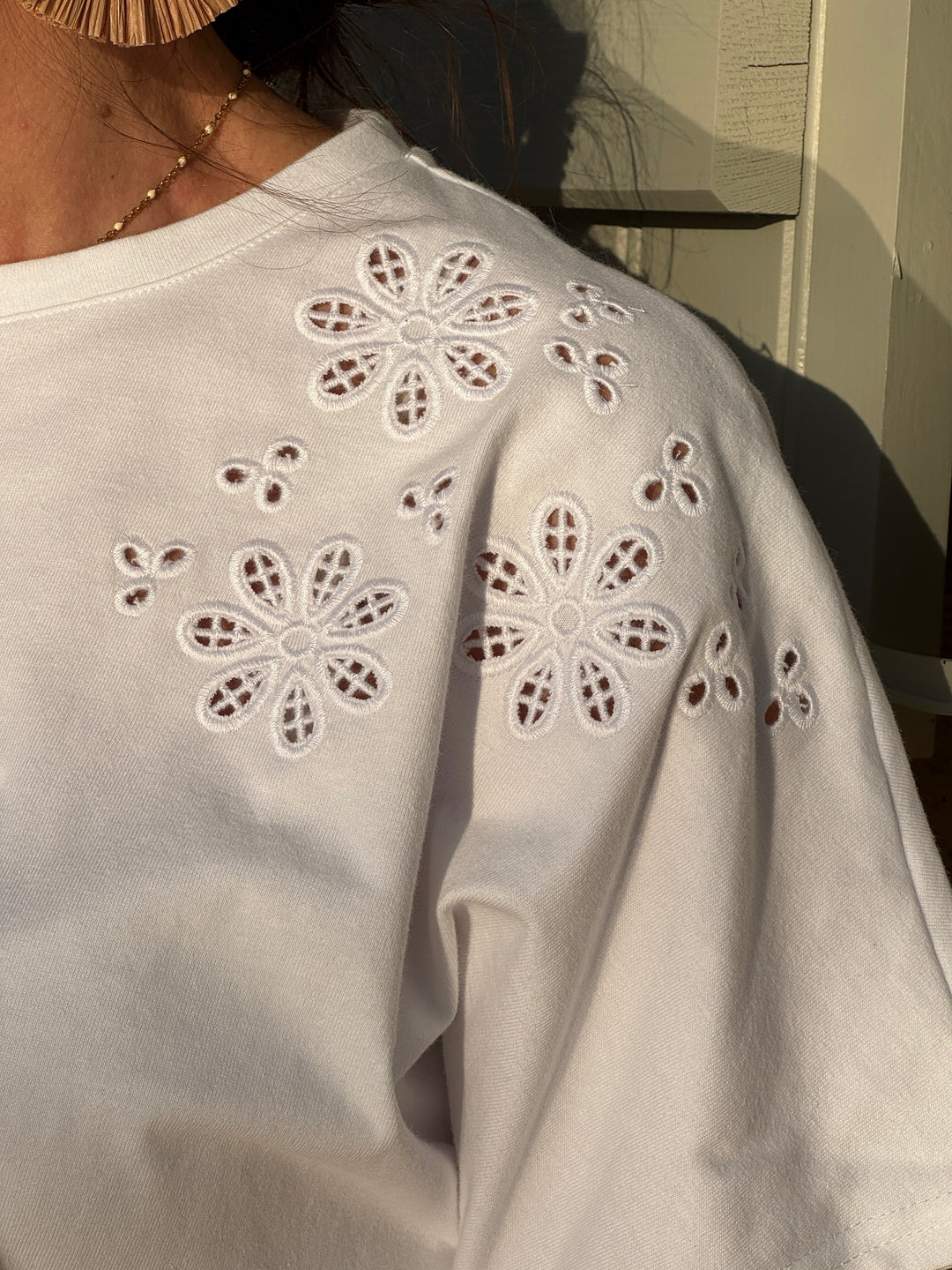 Tee‑shirt blanc broderie ajouré floral ADA