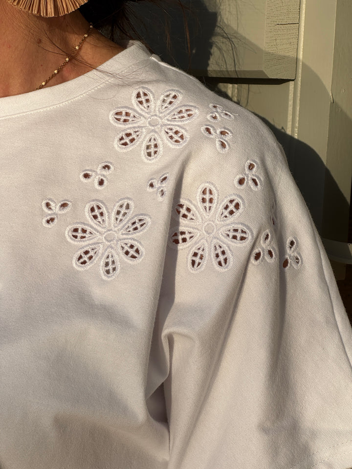 Tee‑shirt blanc broderie ajouré floral ADA