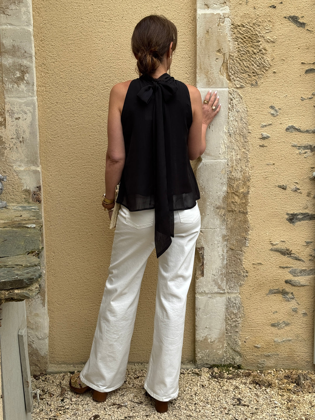 Top noir manches américaines col montant crêpe SOFIA