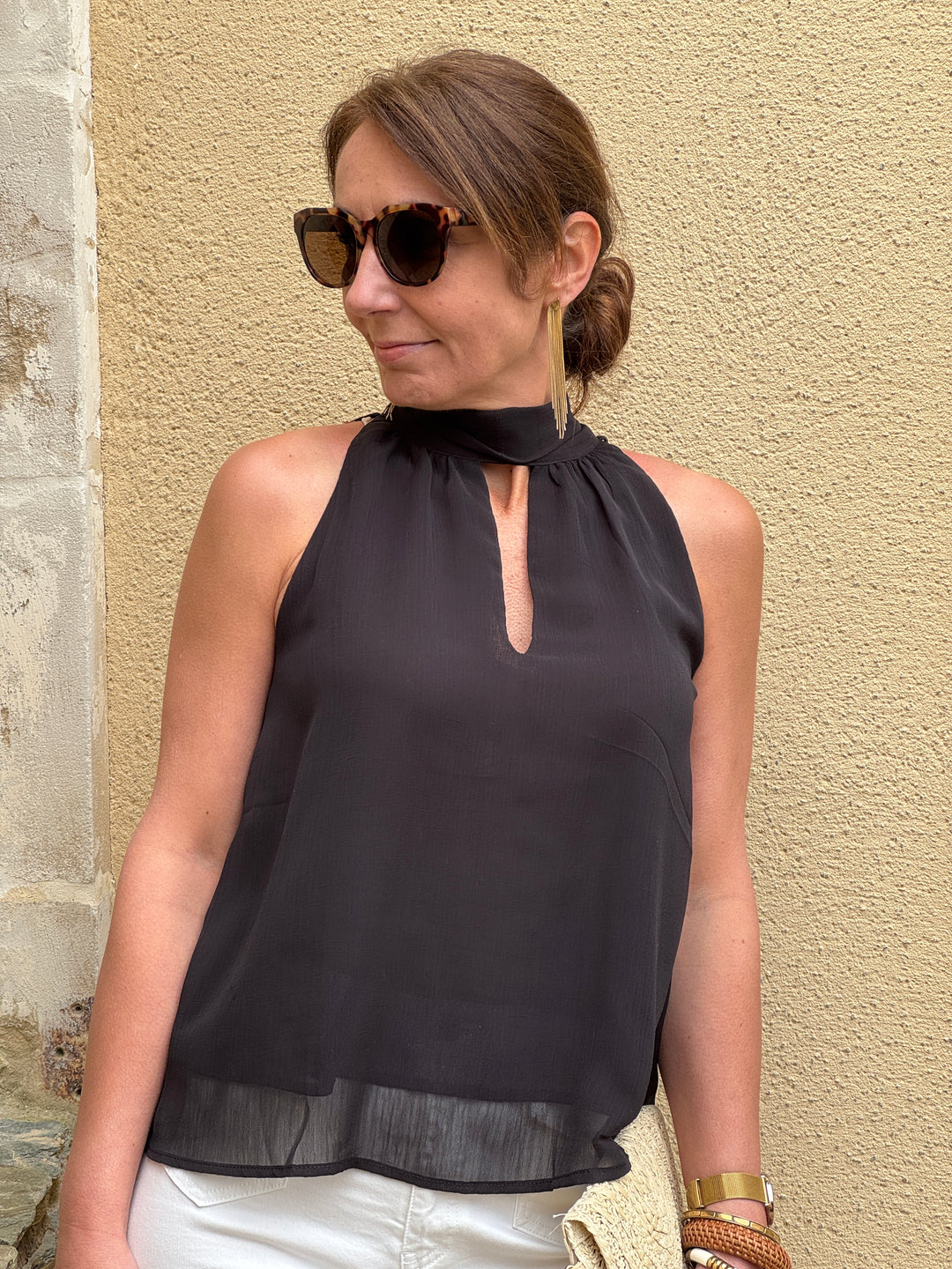 Top noir manches américaines col montant crêpe SOFIA