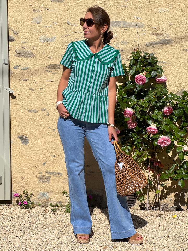 Top Col Claudine broderie rayures tennis vertes fond vert clair Naia
