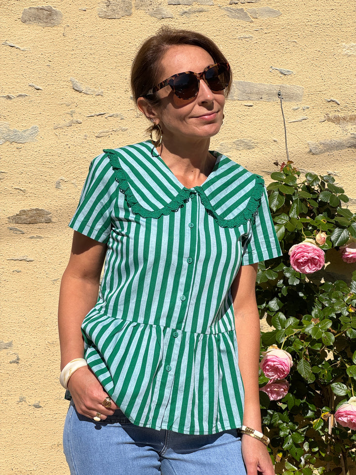 Top Col Claudine broderie rayures tennis vertes fond vert clair Naia