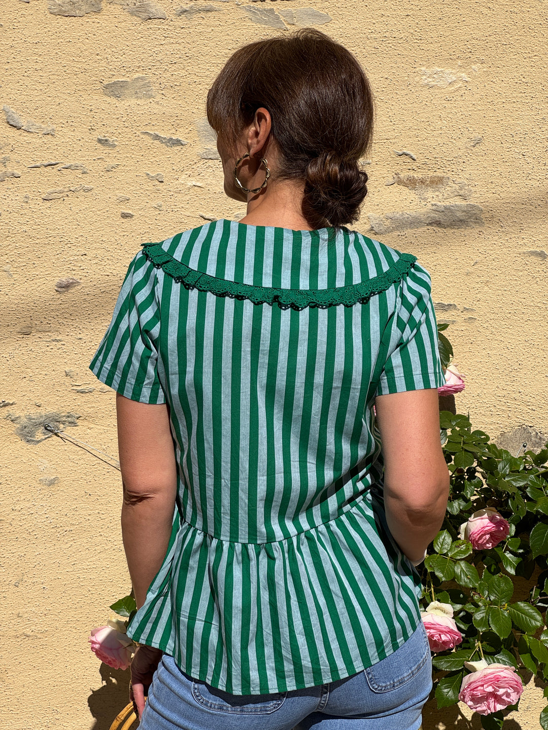 Top Col Claudine broderie rayures tennis vertes fond vert clair Naia