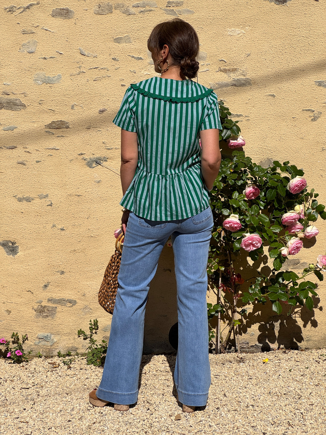 Top Col Claudine broderie rayures tennis vertes fond vert clair Naia