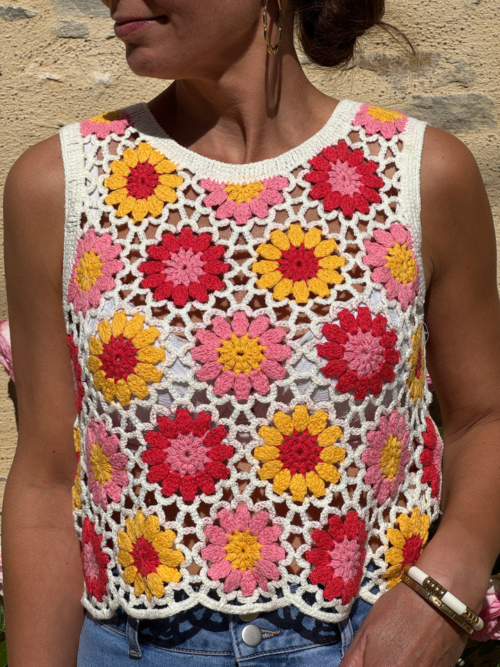 Top crochet jaune rouge rose fond blanc Sunny