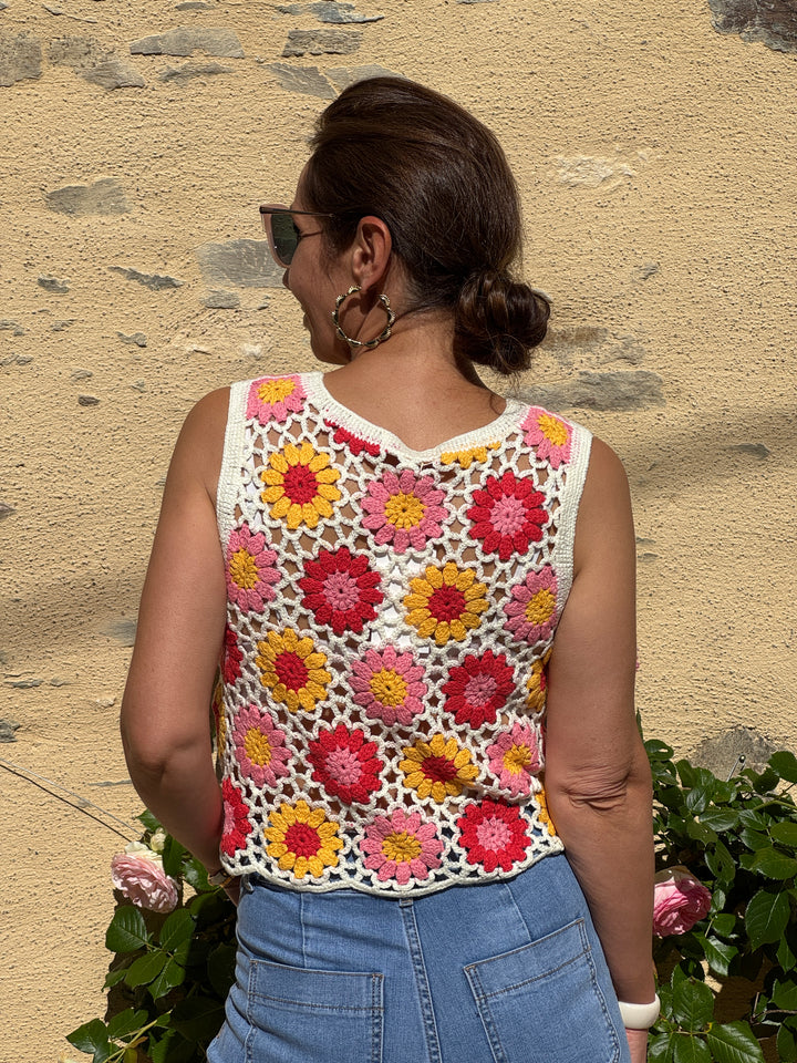 Top crochet jaune rouge rose fond blanc Sunny