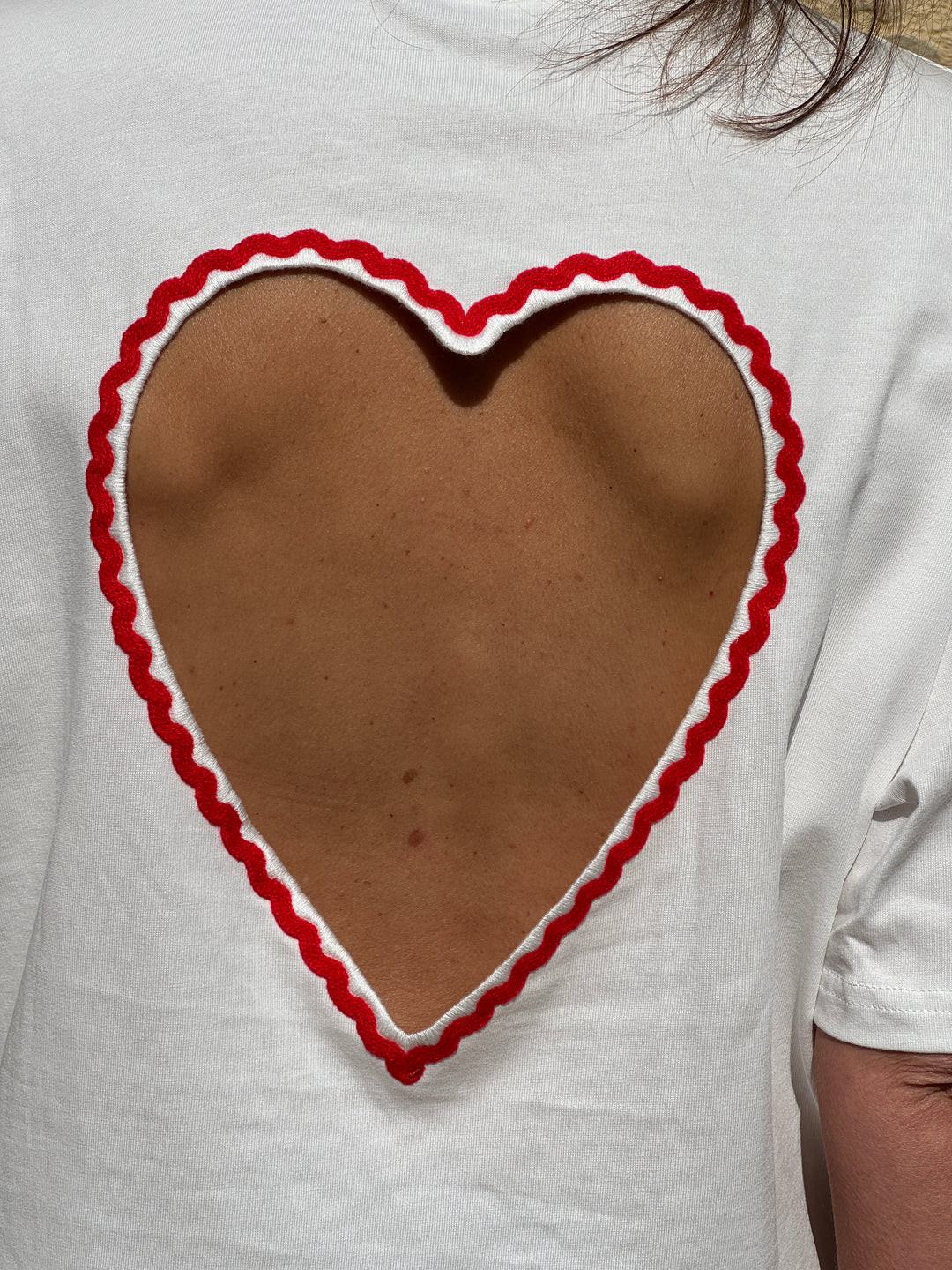 Tee-shirt blanc cœur rouge ajouré dos NAYA