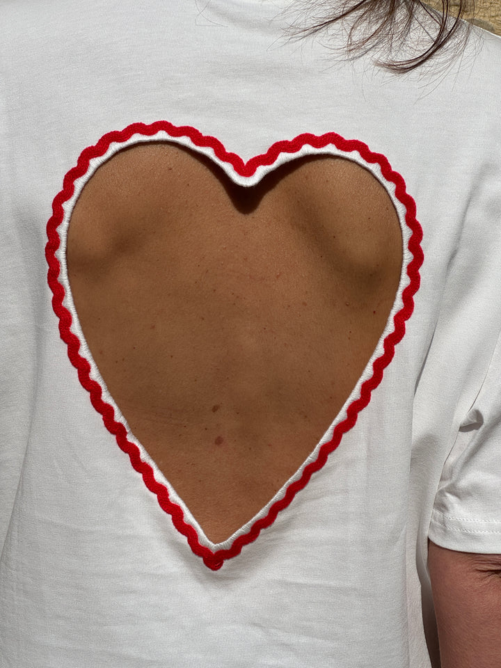 Tee-shirt blanc cœur rouge ajouré dos NAYA