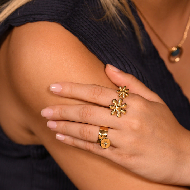 Bague dorée en acier inoxydable avec pampille étoilé et mini strass portée au doigt – bijou réglable hypoallergénique