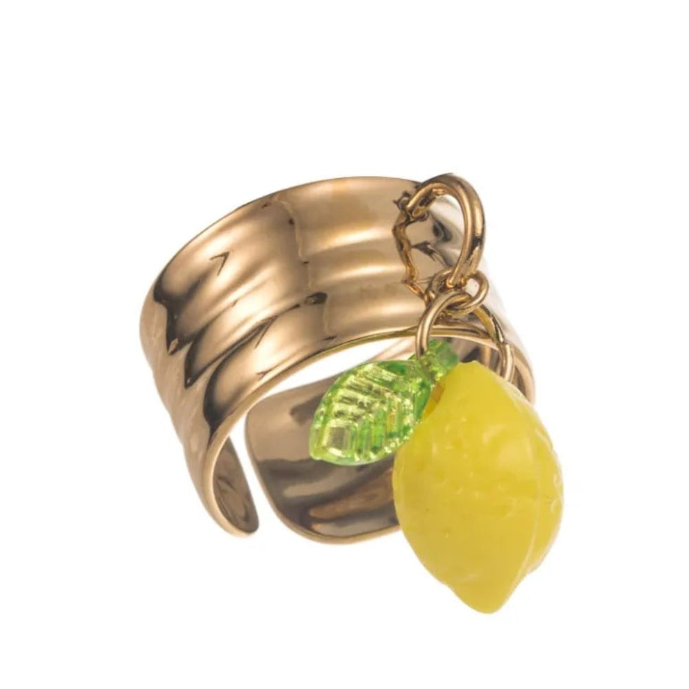 Bague citron dorée ajustable en acier inoxydable avec breloque citron jaune, bijou femme tendance résistant à l’eau et hypoallergénique.