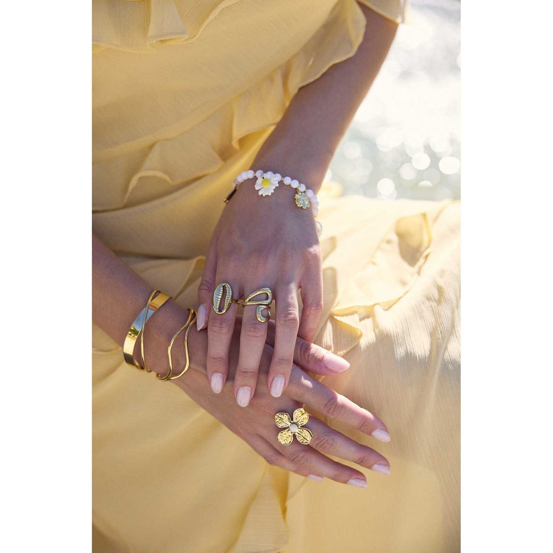 Bague double goutte ajourée dorée en acier inoxydable portée – bijou réglable hypoallergénique et résistant à l’eau