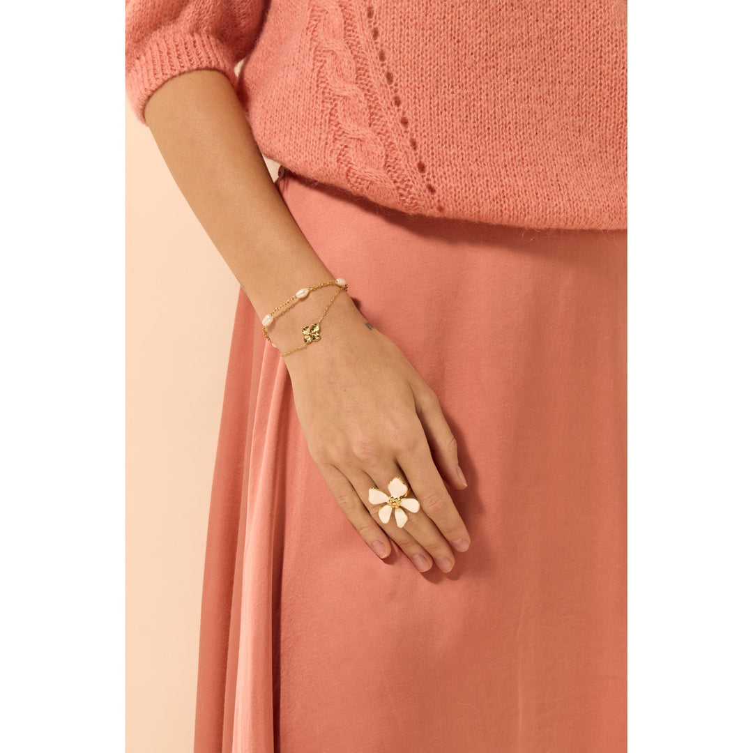 Bague fleur blanche à cinq pétales dorée en acier inoxydable réglable portée à la main – bijou élégant hypoallergénique et résistant à l’eau