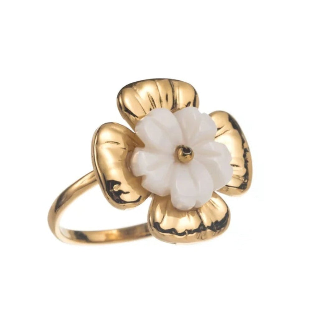 Bague fleur dorée et blanche ajustable en acier inoxydable, bijou femme élégant et hypoallergénique résistant à l’eau.