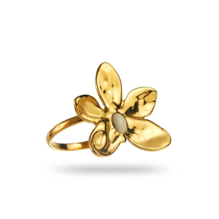 Bague dorée fleur à 5 pétales avec perle blanche au centre, en acier inoxydable réglable 3 cm, hypoallergénique et résistante à l’eau.