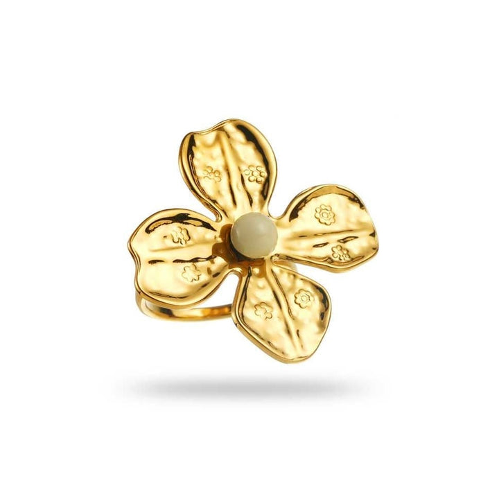 Bague dorée fleur à 4 pétales avec micro fleurs gravées et perle blanche centrale, réglable, acier inoxydable hypoallergénique.