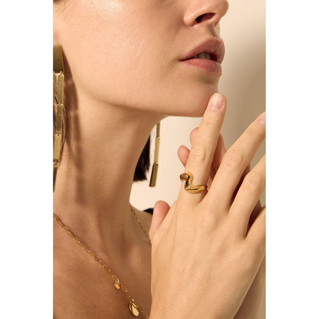Bague Large Vague dorée en acier inoxydable portée – bijou moderne réglable