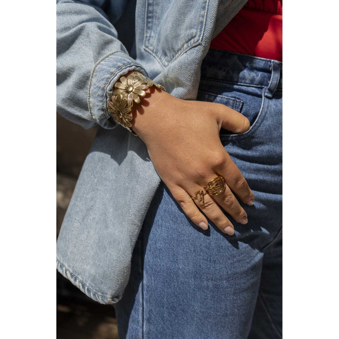 Bague ondulée perforée dorée en acier inoxydable réglable portée à la main – bijou tendance hypoallergénique