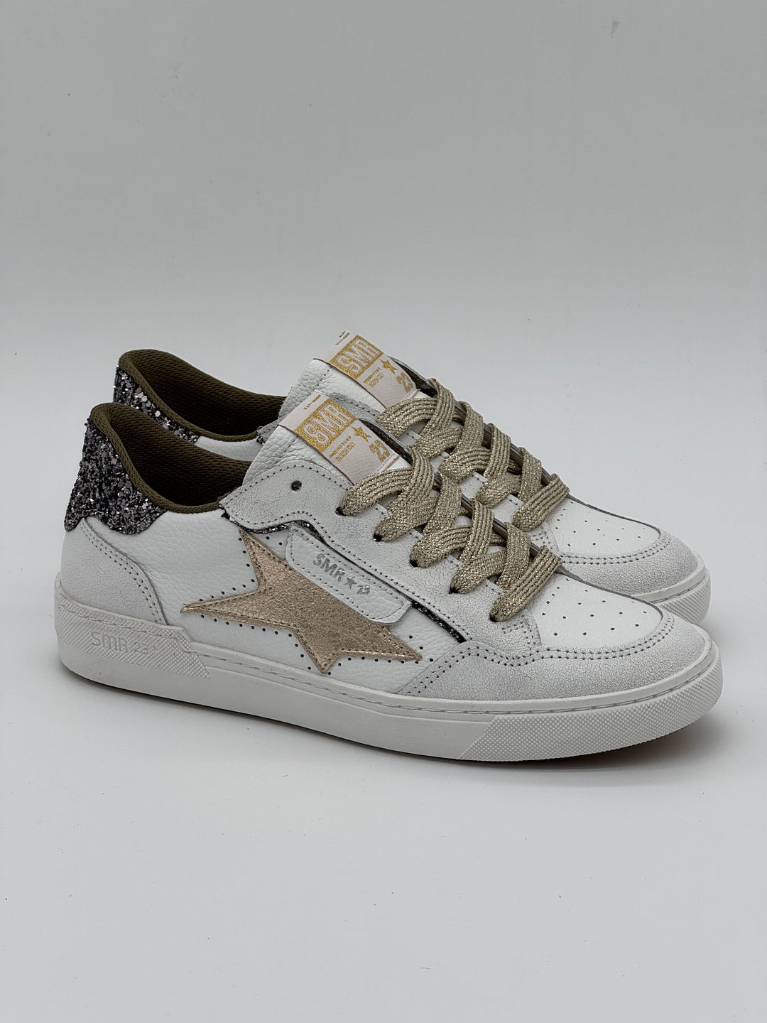 Baskets ALE E450 Semerdjian femme blanches et dorées avec étoile métallisée, paillettes bronze au talon et lacets dorés.