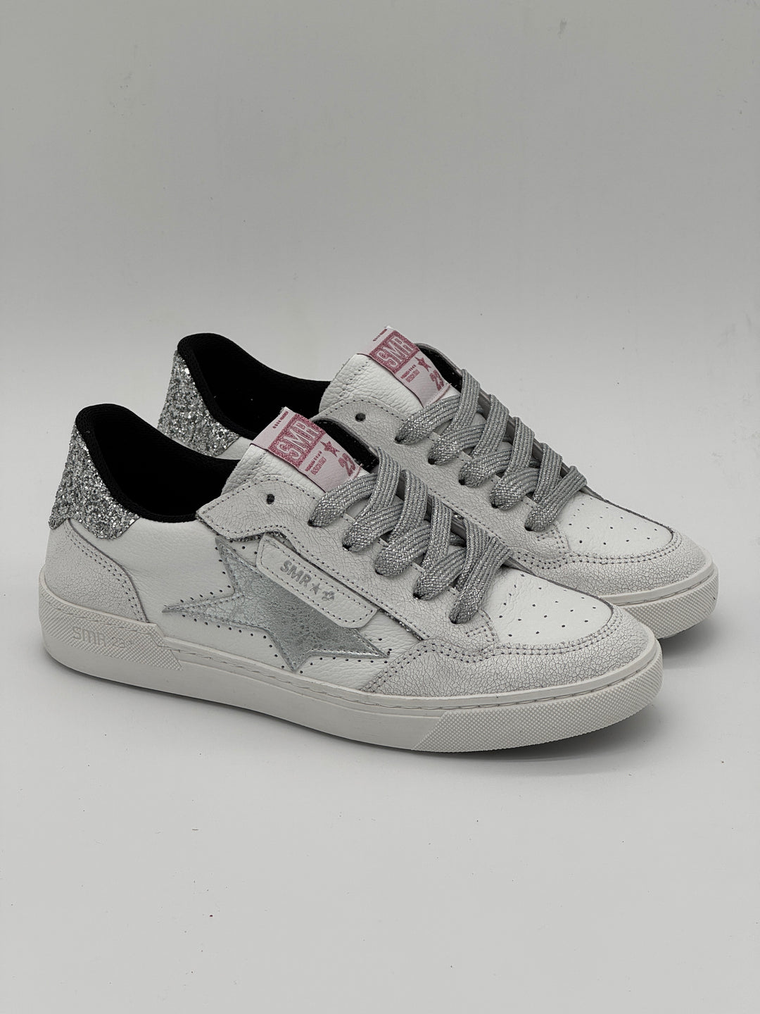 Baskets ALE E451 Semerdjian femme blanches avec détails argentés, paillettes au talon, étoile latérale et lacets métallisés.