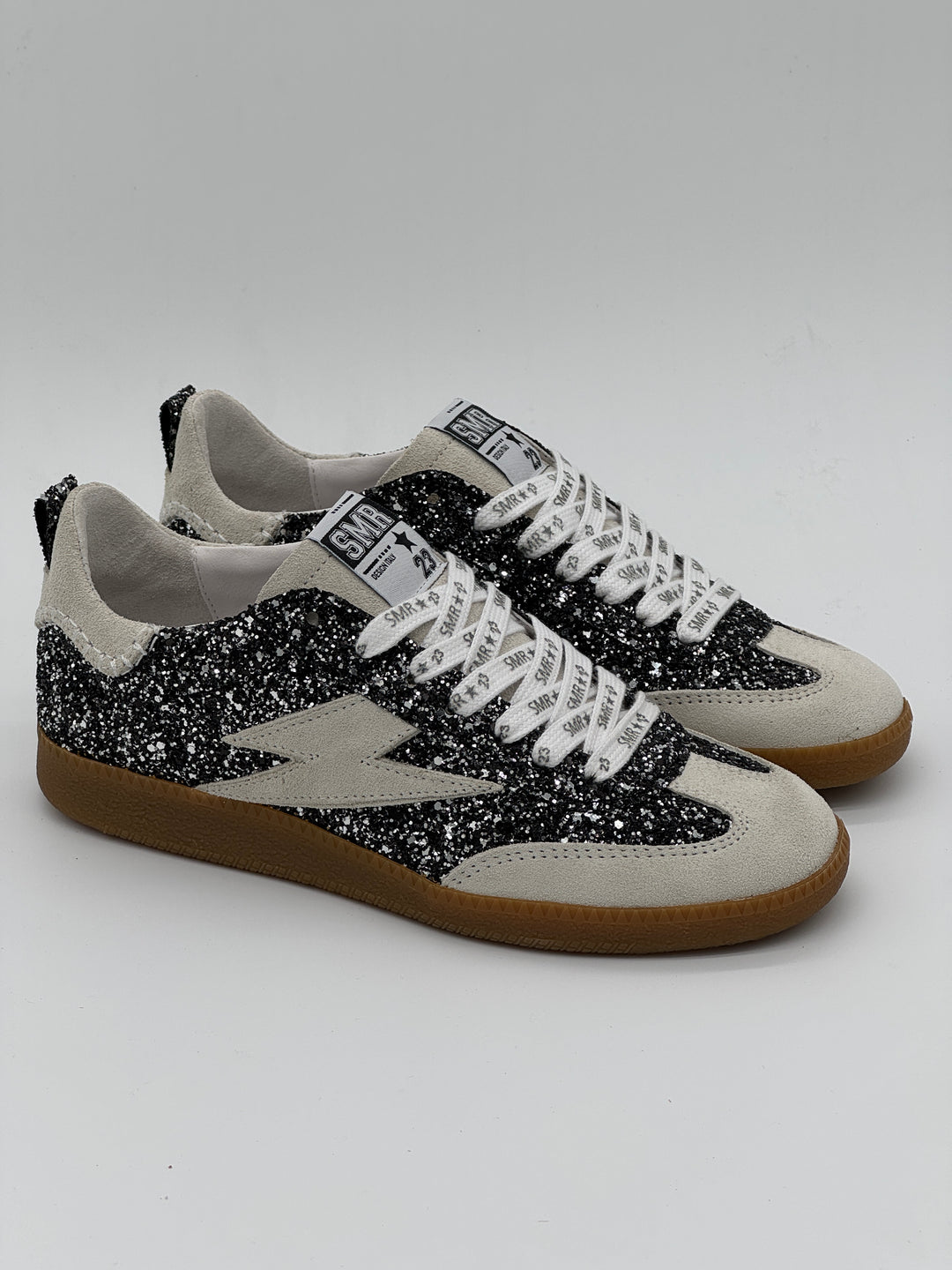 Baskets KAYLA E342 Semerdjian pour femme gris et noir pailleté, empiècements effet daim, éclair latéral et semelle gomme.