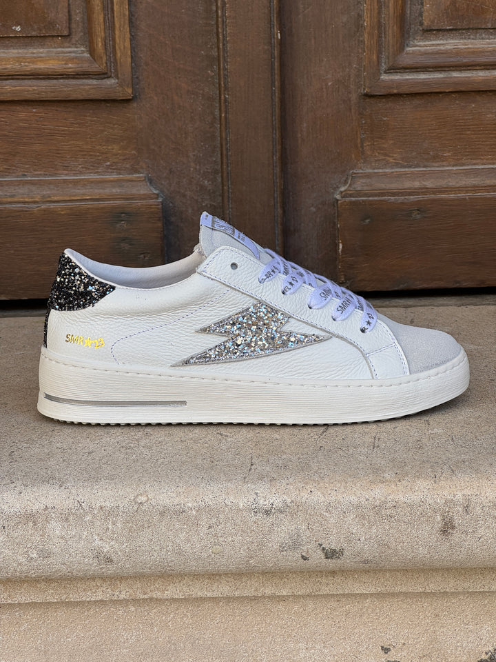 Basket Semerdjian Maya C782 en cuir blanc avec avant en nubuck, éclair pailleté argent sur le côté et talon pailleté noir, semelle en caoutchouc pour un look urbain et féminin