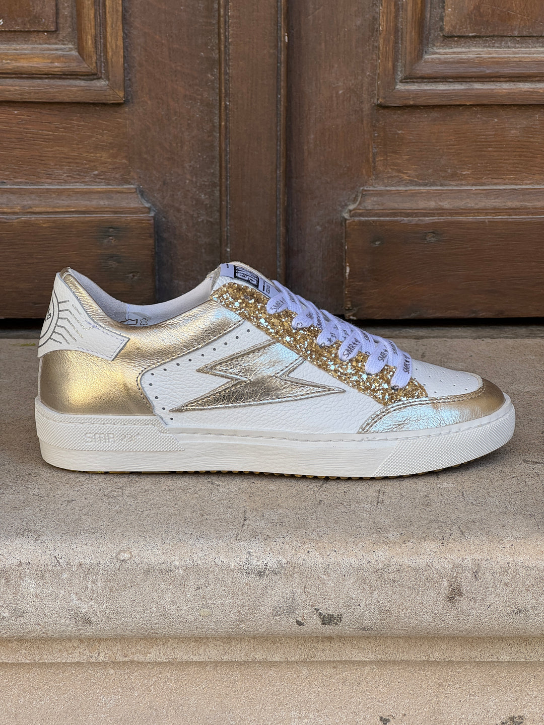 Basket Semerdjian Noubar D439 en cuir blanc texturé avec détails métallisés dorés et bande pailletée sur le dessus, semelle en caoutchouc pour un look casual chic féminin