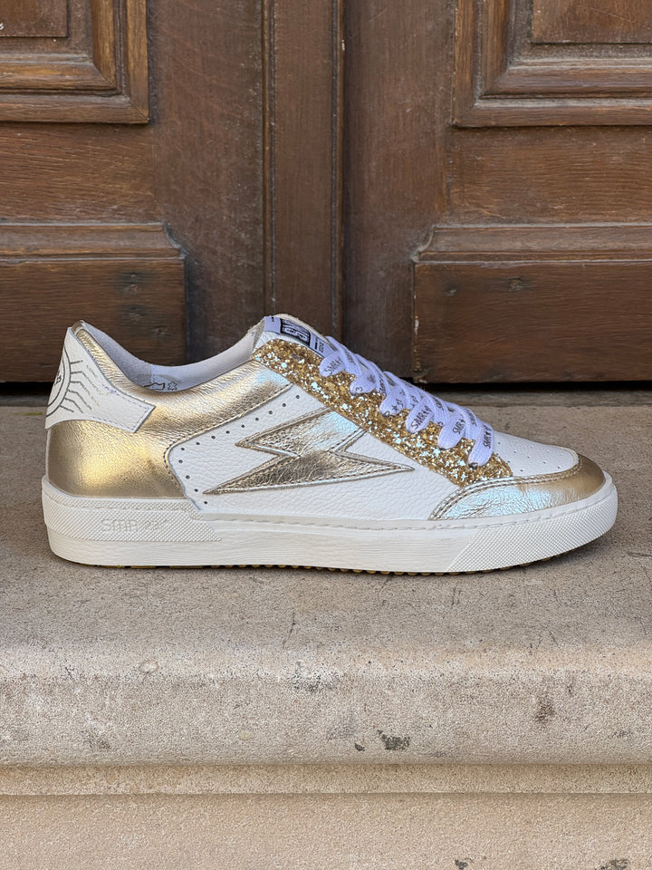 Basket Semerdjian Noubar D439 en cuir blanc texturé avec détails métallisés dorés et bande pailletée sur le dessus, semelle en caoutchouc pour un look casual chic féminin