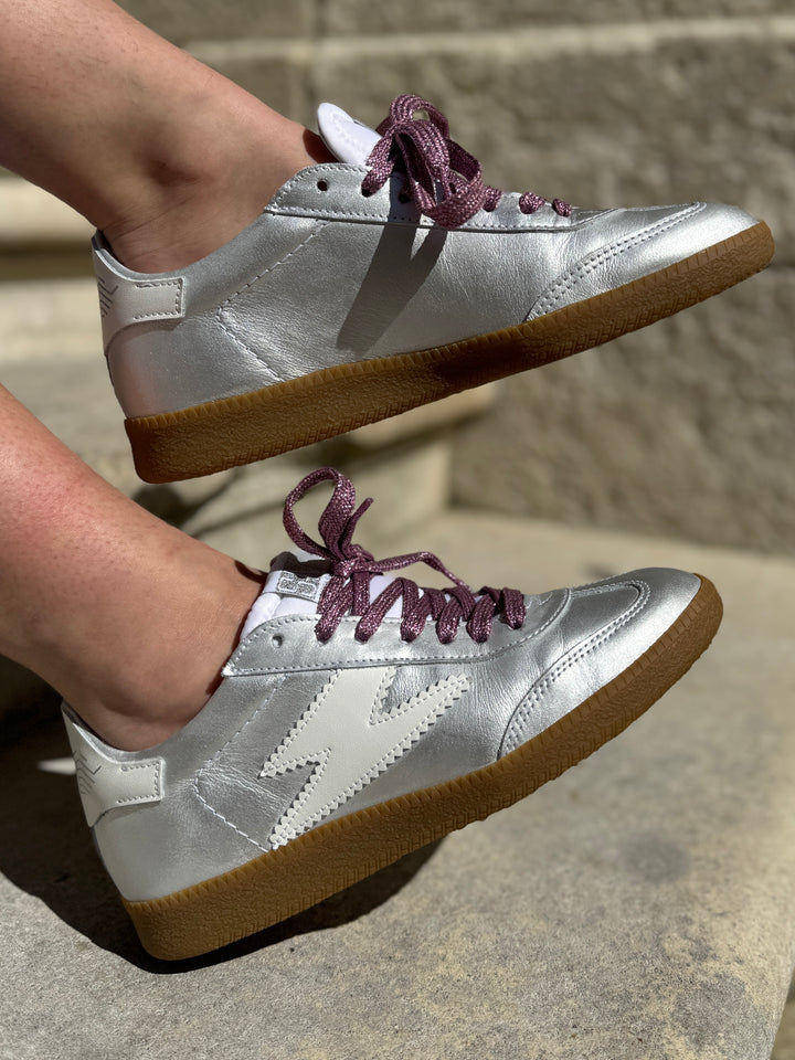 Baskets basses en cuir irisé argenté B742 éclair blanc et lacets rose irisé Semerdjian