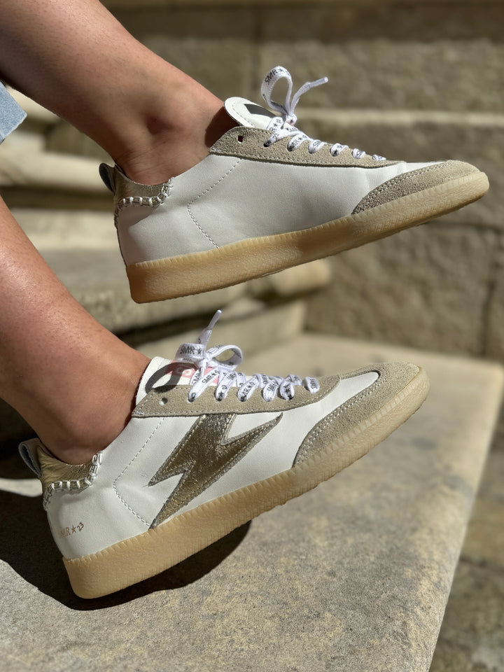 Baskets basses éclair doré KAYLA C141 en cuir blanc avec les lacets SMR23 de la marque Semerdjian