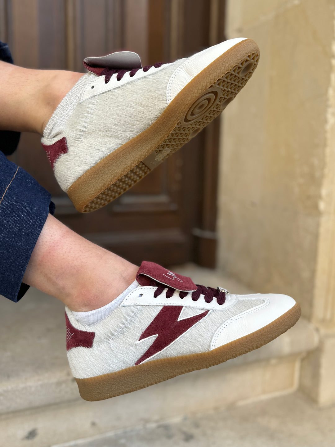 Baskets basses en poil blanc grosse languette et éclair bordeaux MAGAR B197 Semerdjian