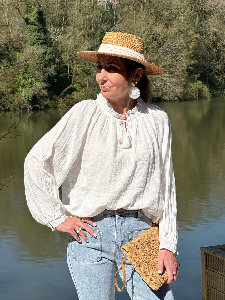 Blouse blanche La Petite Étoile en gaze de coton avec col froufrou, lien à pompons et manches bouffantes pour un style bohème chic mi-saison