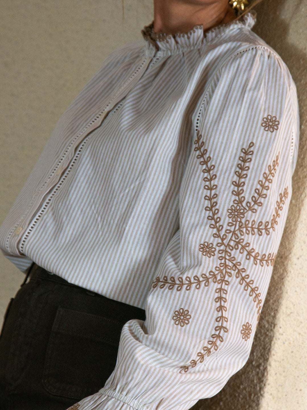 Blouse femme à rayures fines avec broderies camel sur les manches – style bohème chic