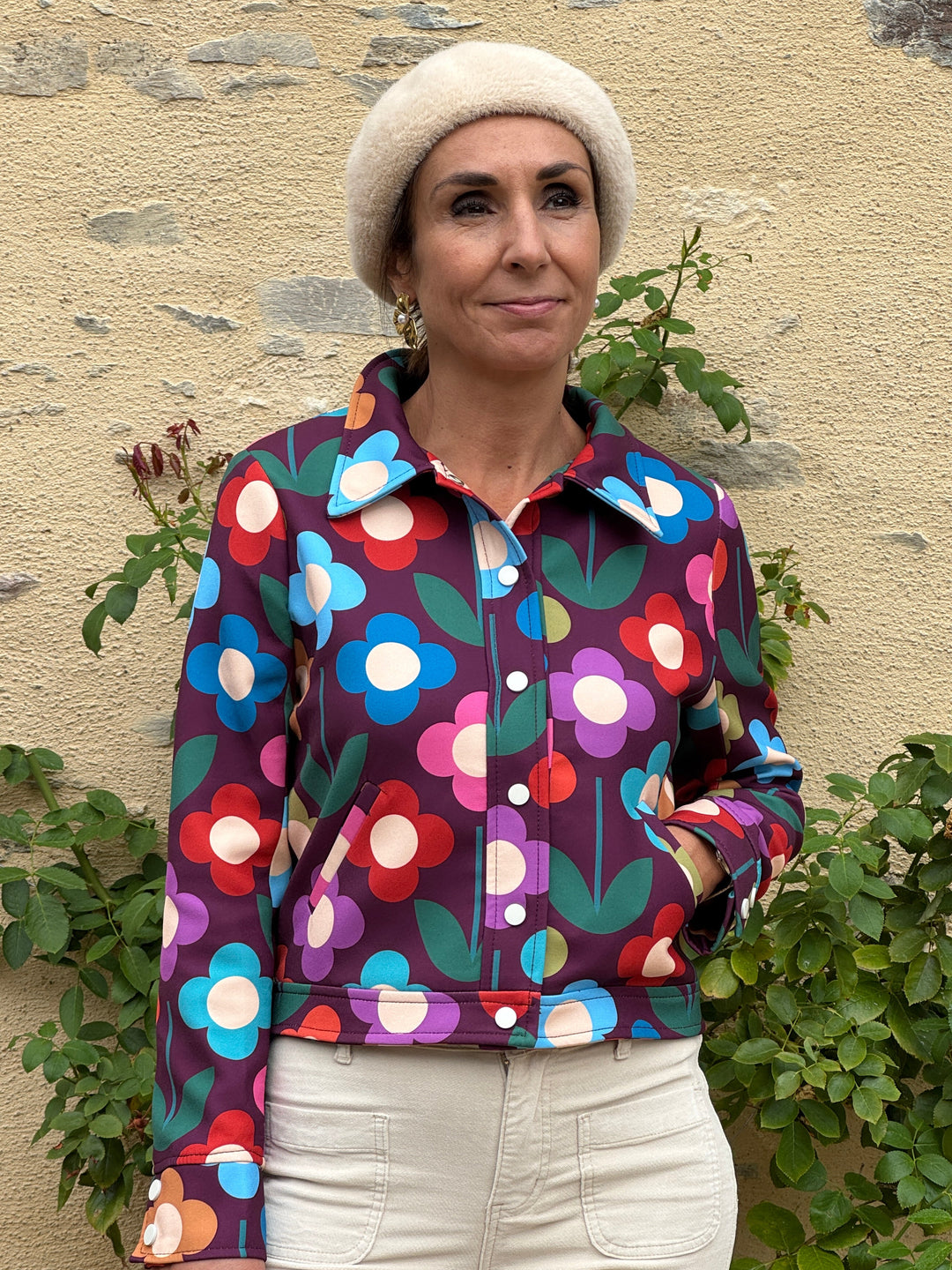 Blouson multicolore SEVENTIES N°189 Hippocampe pour femme à imprimé grandes fleurs rétro sur fond prune, style vintage années 70.
