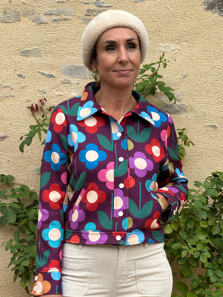 Blouson multicolore SEVENTIES N°189 Hippocampe pour femme à imprimé grandes fleurs rétro sur fond prune, style vintage années 70.