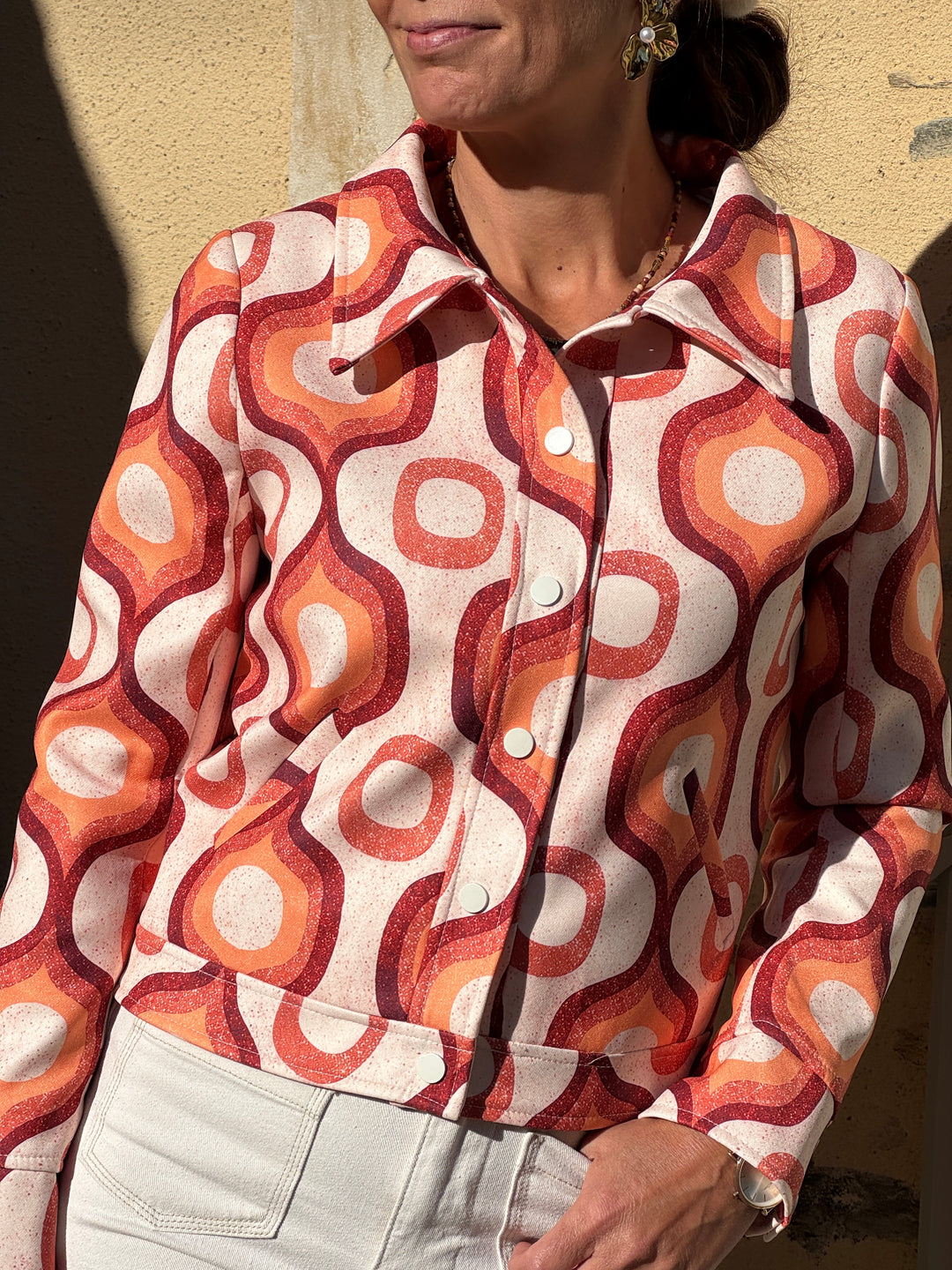 Blouson SEVENTIES n°186 Hippocampe pour femme à imprimé géométrique rétro écru, orange et bordeaux, inspiré des années 70.