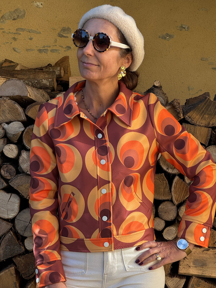 Blouson SEVENTIES n°192 Hippocampe pour femme à imprimé géométrique rétro orange, camel et marron, col large et boutons blancs.