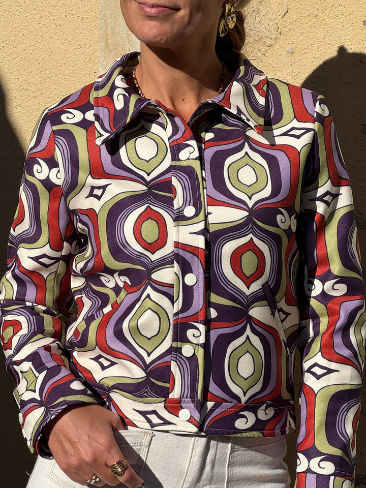 Blouson SEVENTIES n°193 Hippocampe pour femme à imprimé géométrique rétro violet, vert, rouge et écru, inspiré des années 70.