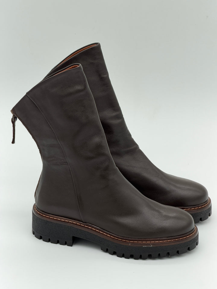 Boots marron en cuir SPINA/200 Semerdjian pour femme, tige mi-haute souple, fermeture éclair arrière, semelle épaisse crantée noire et surpiqûres contrastantes.