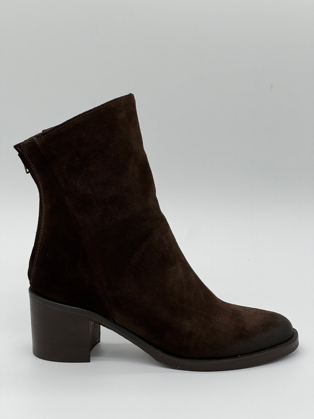 Bottines femme Semerdjian en cuir daim marron avec talon, bout rond et fermeture zippée.