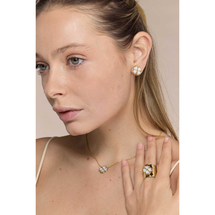 Boucles d’oreilles dorées trèfle nacré – 1,6 cm