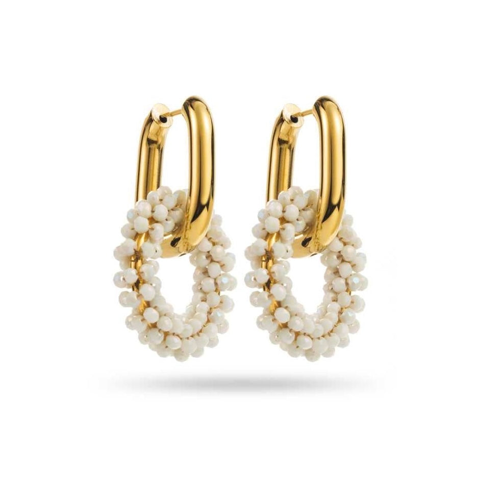 Boucles d’oreilles créoles dorées avec anneau blanc en perles, élégantes, résistantes à l’eau et hypoallergéniques.