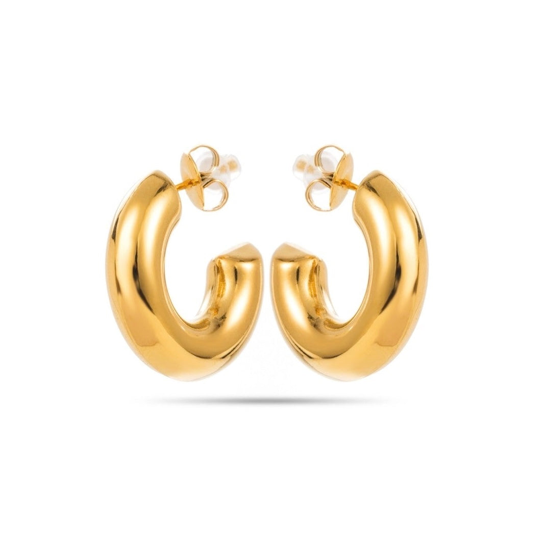 Boucles d’oreilles créoles demi-cercle dorées finition brillante, hauteur 2 cm, hypoallergéniques.