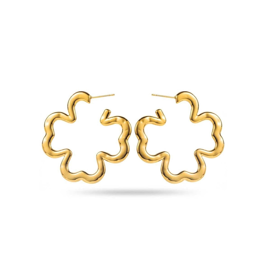Boucles d’oreilles créoles dorées en forme de trèfle, hauteur 5 cm, hypoallergéniques et résistantes à l’eau.
