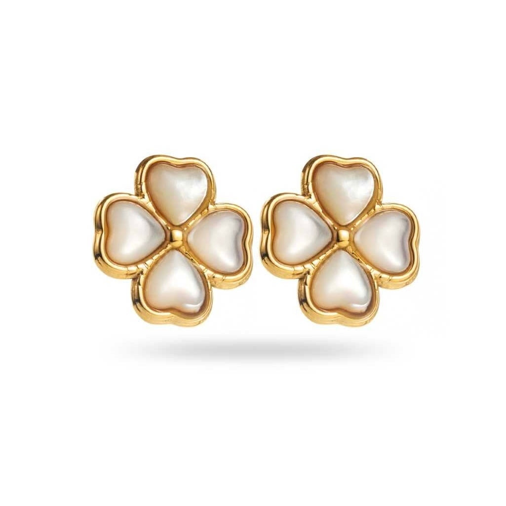 Boucles d’oreilles dorées trèfle avec nacre blanche, format 1,6 cm, bijou hypoallergénique et résistant à l’eau.