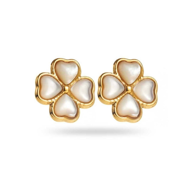 Boucles d’oreilles dorées trèfle avec nacre blanche, format 1,6 cm, bijou hypoallergénique et résistant à l’eau.