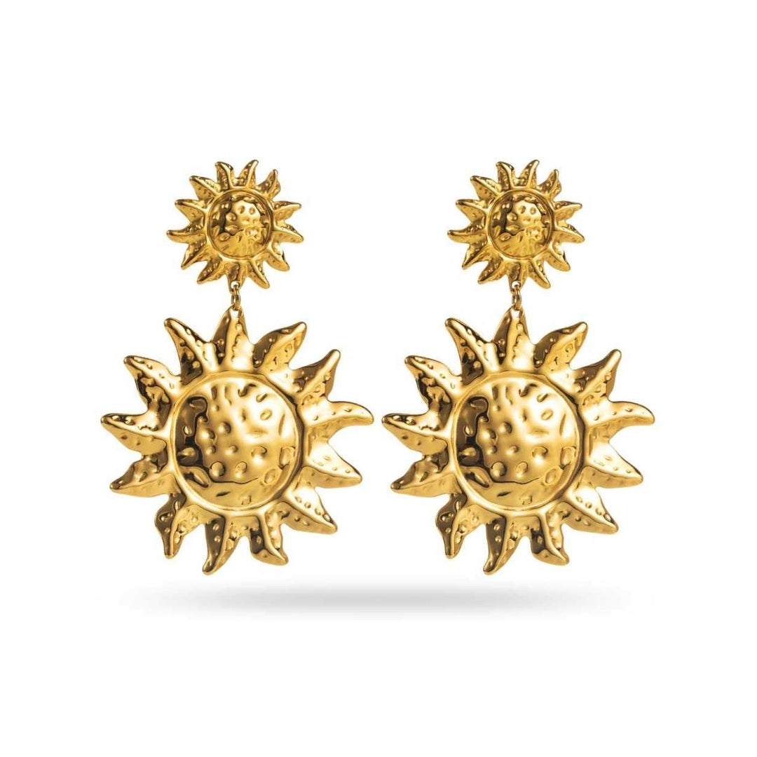 Boucles d’oreilles dorées double soleil martelé, bijou grand format 5,5 cm, hypoallergénique et résistant à l’eau.