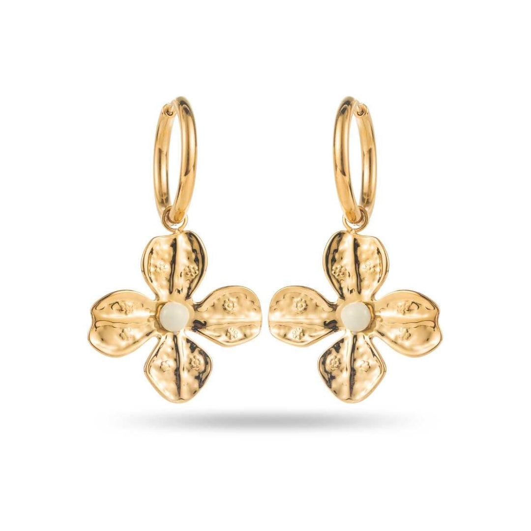 Boucles d’oreilles dorées en acier inoxydable avec fleurs à pétales dorés et perle blanche centrale – Bijoux élégants et hypoallergéniques