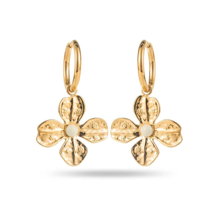 Boucles d’oreilles dorées en acier inoxydable avec fleurs à pétales dorés et perle blanche centrale – Bijoux élégants et hypoallergéniques