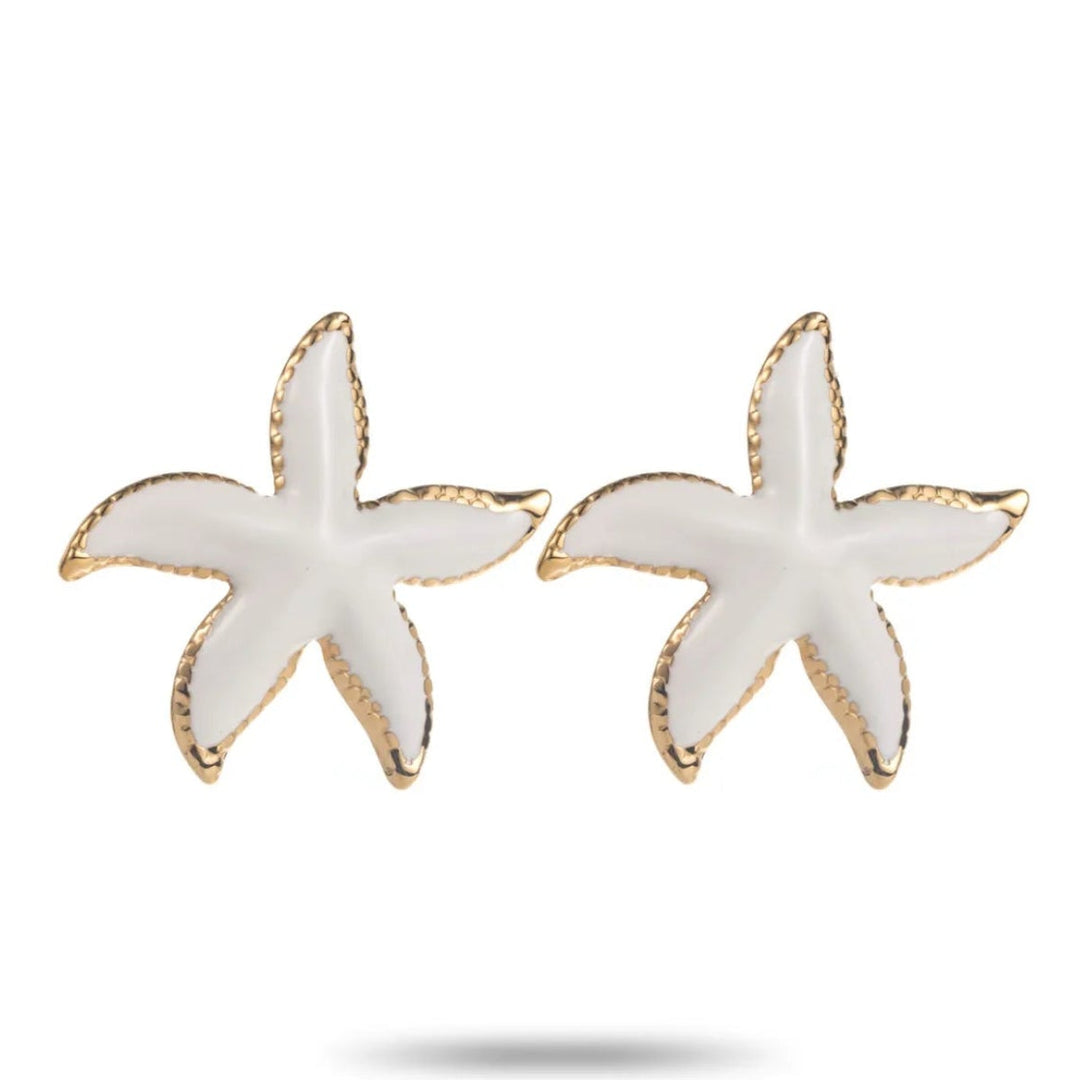 Boucles d’oreilles étoile de mer blanches et dorées en acier inoxydable, bijoux femme bohème chic résistants à l’eau et hypoallergéniques.